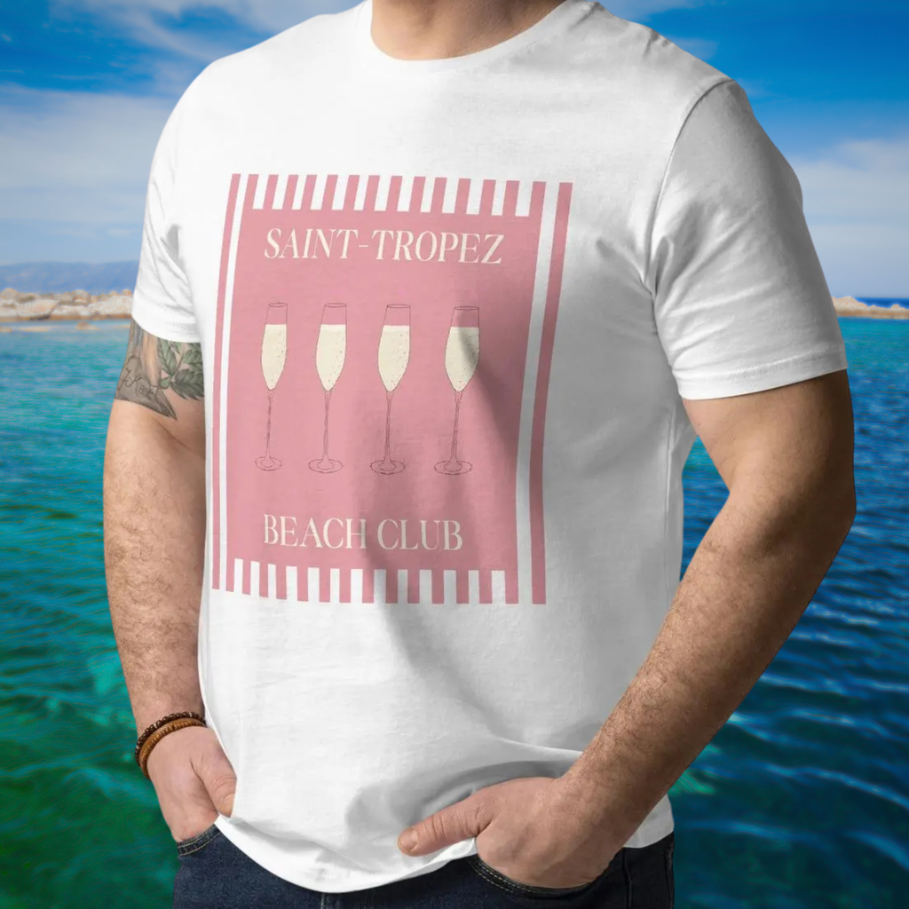 Saint-Tropez Beach Club T-shirt in white, close-up on a model with the sea behind.